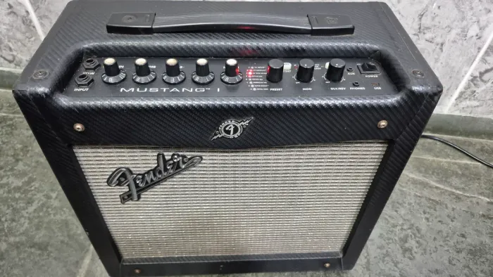 Amplificador - Fender Mustang e RV6