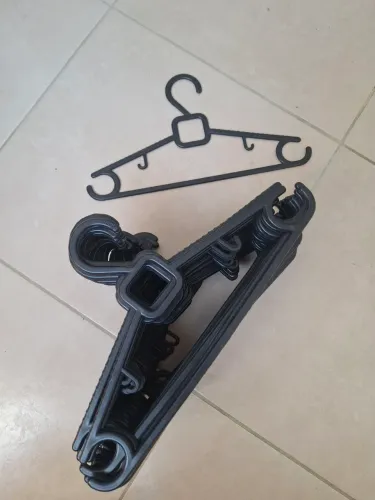 Cabides de plástico (38)