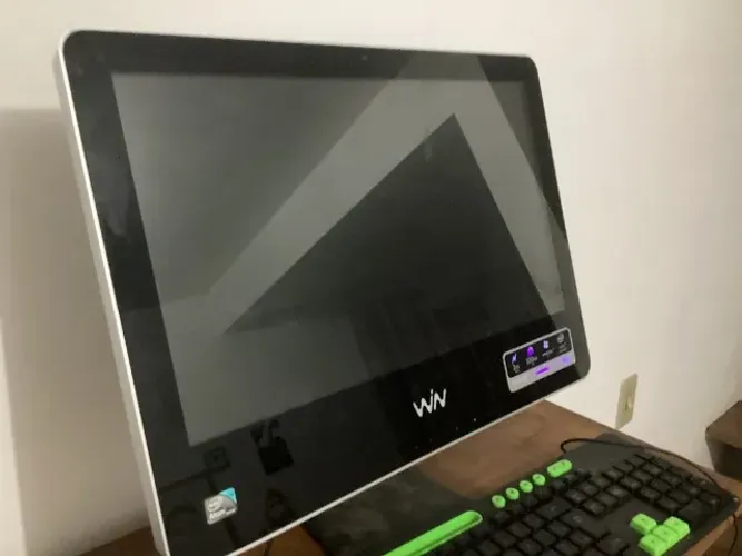 Vendo computador de mesa modelo All-in-One (tudo embutido na tela, ocupa pouquíssimo espaç
