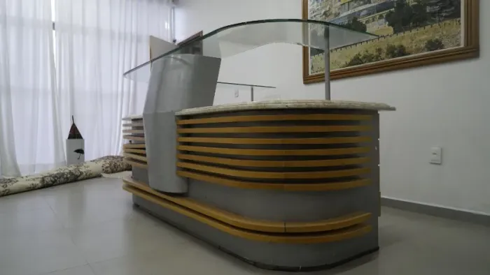 Balcão de recepção mármore e vidro perfeitos pequeno detalhe no acabamento de madeira