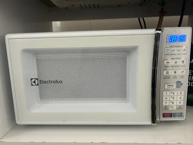 Microondas, armário de cozinha e sofá pequeno