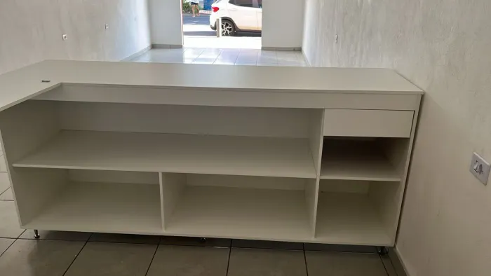 Balcão Para Loja com prateleiras CONSERVADO