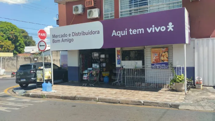 Mercado e distribuidora 