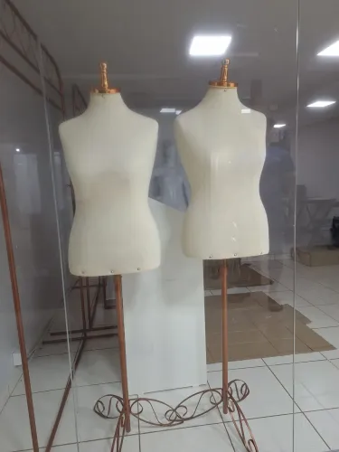 Manequin 46/48 feminino Busto com base vantagem dourada e tampa cromada removível