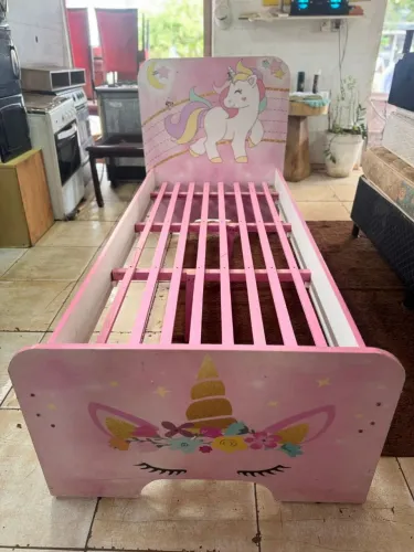 Cama de solteiro pra menina de MDF bem novinha 