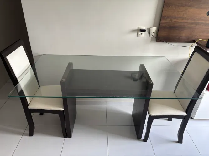 Mesa de Vidro + Conjunto de Cadeiras de Madeira