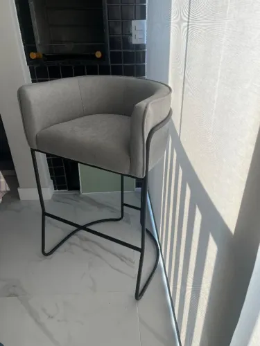 Kit 03 Banquetas Alta com Encosto Betina Base Preto Poliéster Cinza - Nexta Casa