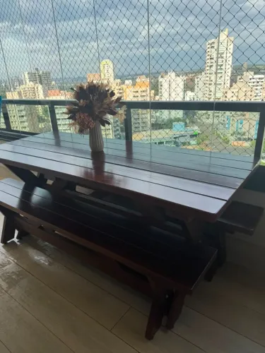 Mesa de jantar de madeira maciça rústica