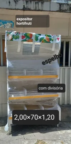 Excelente expositor com vidro