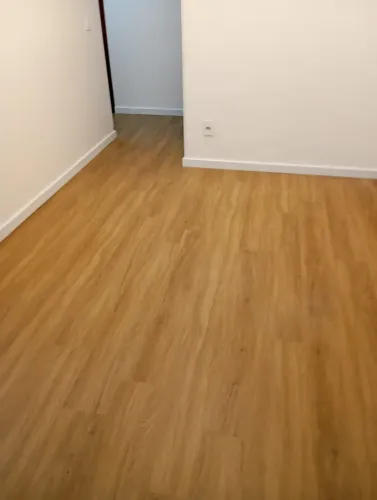 PISO VINÍLICO PARA ÁREAS COMERCIAIS 2,5MM E 3MM (SÓ ACIMA DE 30M²)