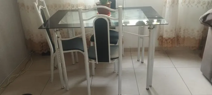 Conjunto de mesa 4 cadeiras com tampo de vidro.