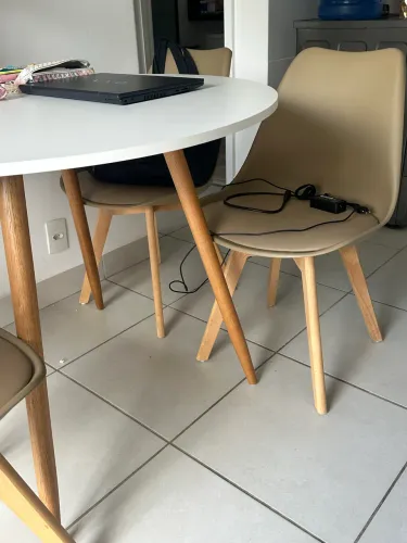 Mesa com 4 cadeiras 