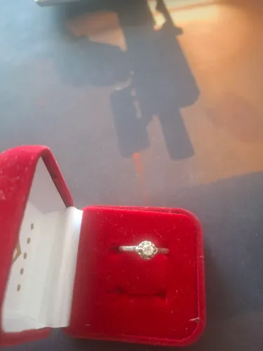 Anel ouro branco 18 k com diamante 30 pontos com pequena inclusão de carvao