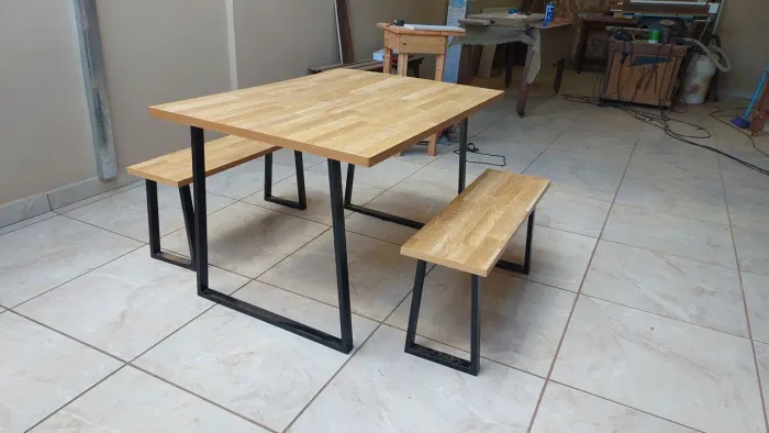 Mesa com dois bancos