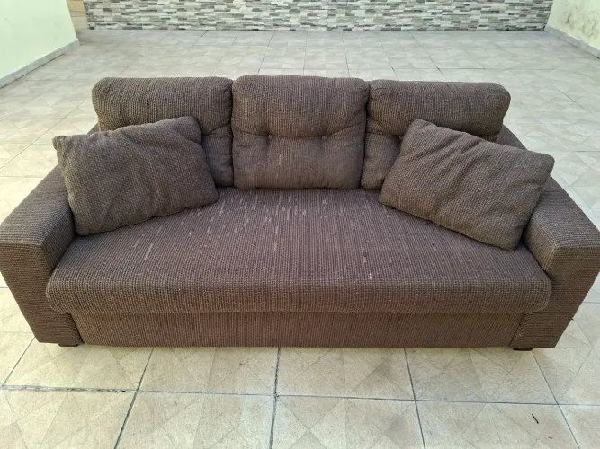 Sofá-cama casal (3 lugares) confortável e resistente.