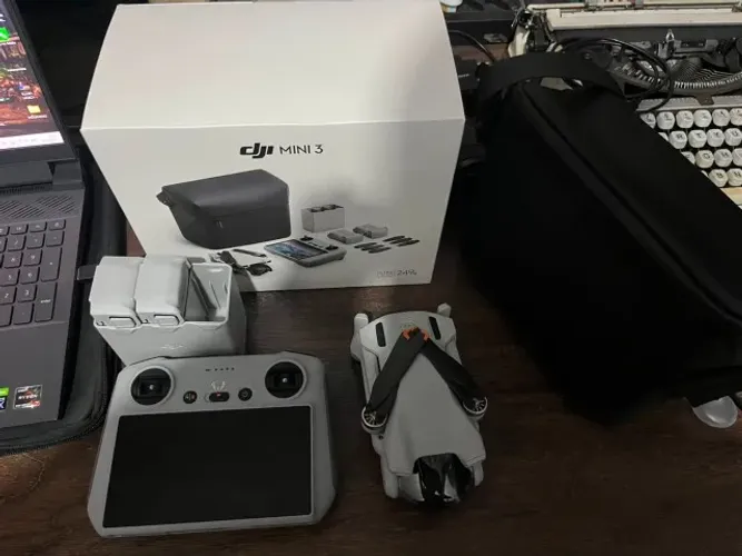 Drone DJI Mini 3 combo Fly More RC com tela