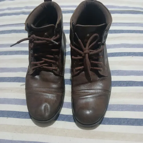 Bota de couro marrom de cano médio,estilo coturno da marca Ferricelli!