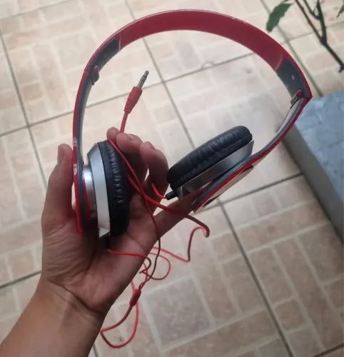 Fone com fio vermelho