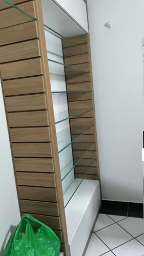 Armário com prateleira de vidro