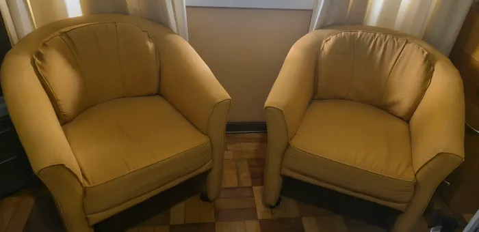 DUAS POLTRONAS DE APROXIMAÇÃO 