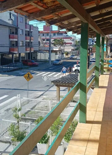 Kitnet mobiliada a poucos passos da praia em Canasvieiras.