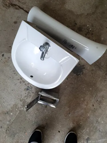 vaso sanitario e pia de banheiro