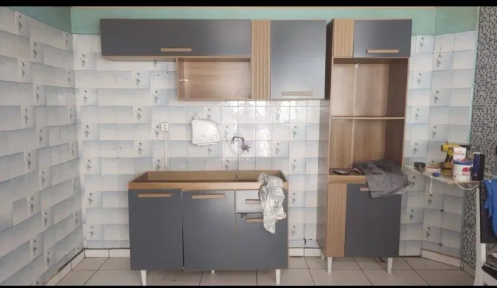 Armário de cozinha, pia e tampo.