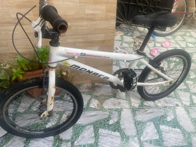 Bicicleta bmx aro 20 - MÔNACO (toda pra ajeitar, pneus rasgados e partes enferrujadas
