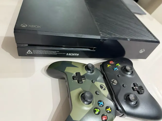 Xbox One Original + 2 Controles (1 Camuflado) + Jogos Físicos e Digitais