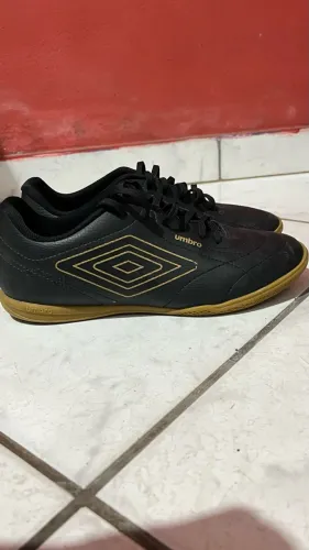 Chuteira de futsal Umbro Class Footballer 40 (EXCELENTE ESTADO)