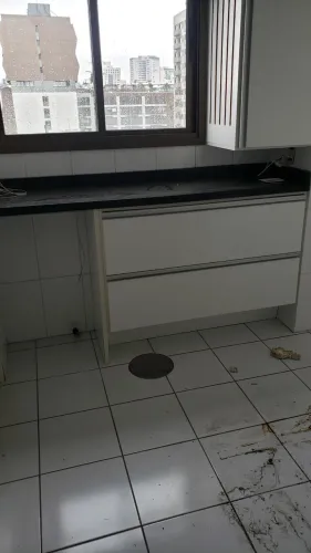 Balcão Planejado com Tampo de Granito - Excelente Estado