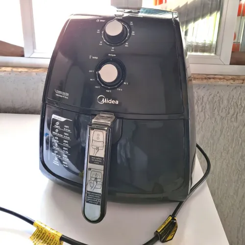 Air fryer 4 litros Midea, funcionando perfeitamente.
