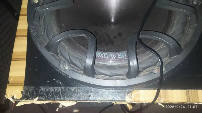 Caixa de sóm automotiva