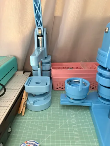 Máquina de fazer botons e ima