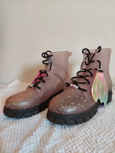 Bota infantil estilo galocha, ideal para dias de chuva