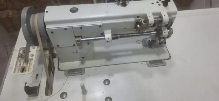 Máquina de costura transporte triplo de uma agulha