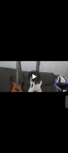 Uma guitarra e uma pedaleira a venda