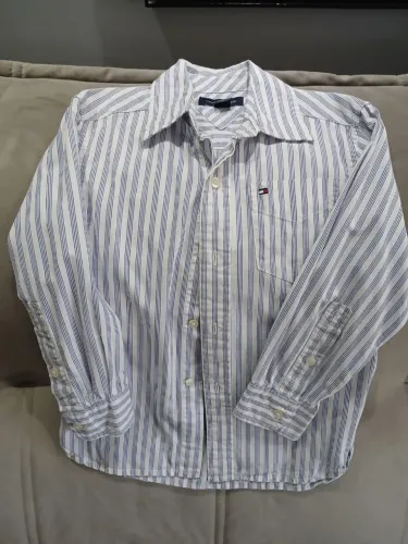 Camisa infantil menino manga longa Tommy Hilfiger tamanho XP (4-5 anos)<br>R$ 80,00