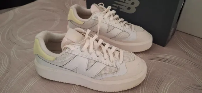 Tênis branco New Balance super estiloso