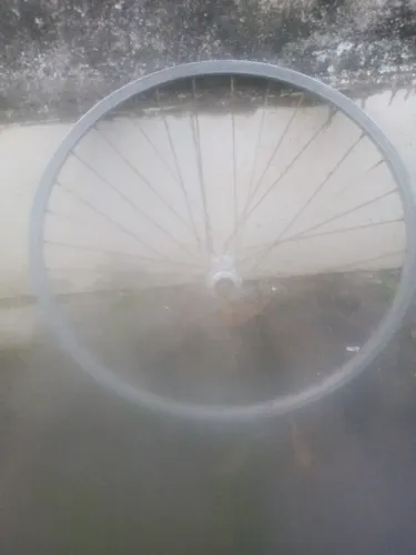 Roda de bicicleta comum dianteira.