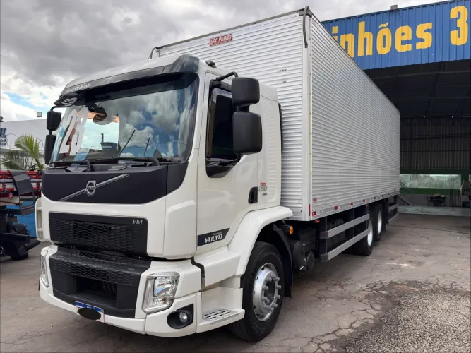 Volvo Vm 290 6x2 Ano 2023 Leito Completo Com Baú Furgão 8,50m