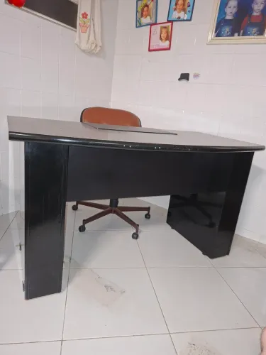 Mesa de Trabalho Marrom Escuro com Detalhe em Preto