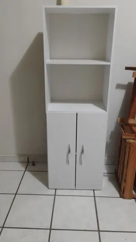 Armário branco multiuso