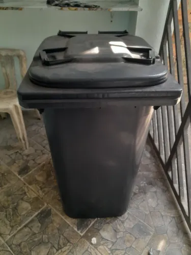 Lixeira 240 Litros com Rodas
