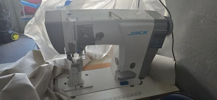 Máquina de Costura de coluna Jack Transporte Triplo JK-6691 - Retirar