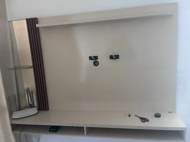 PAINEL DE TV COM ESPELHO RIPADO ATÉ 55 POLEGADAS