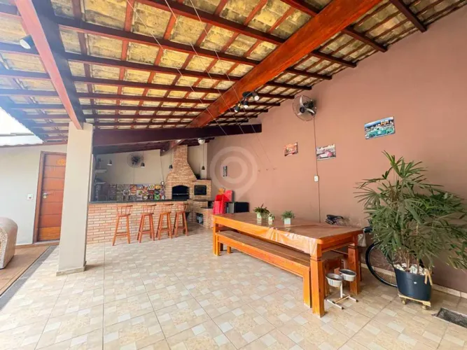 Casa de rua : / Residencial / Jardim Virgínia