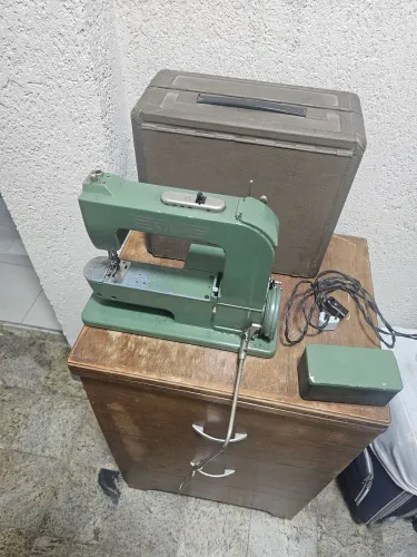 Máquina de costura antiga Elna suíça com maleta - Precisa de revisão