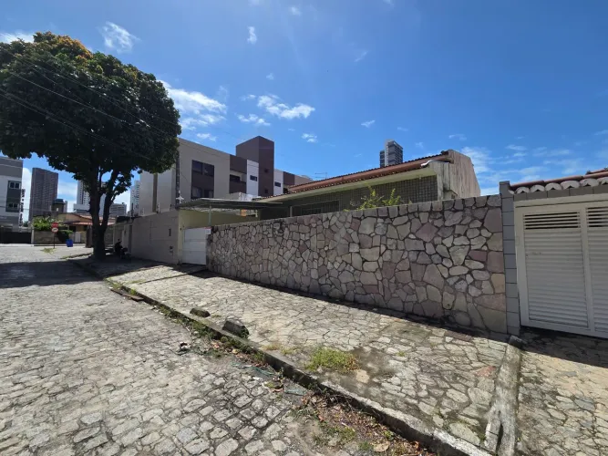 Casa com 4 quartos para locação no bairro do Altiplano