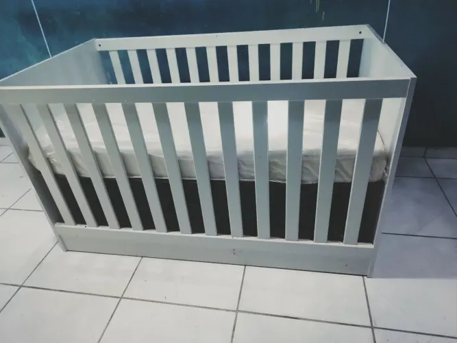 Berço infantil, novo nunca usado, vai o coxão ainda no plástico